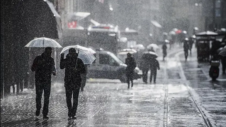 Kuvvetli sağanak geliyor: AKOM'dan İstanbul için saat verildi (Bugün hava nasıl olacak?) 