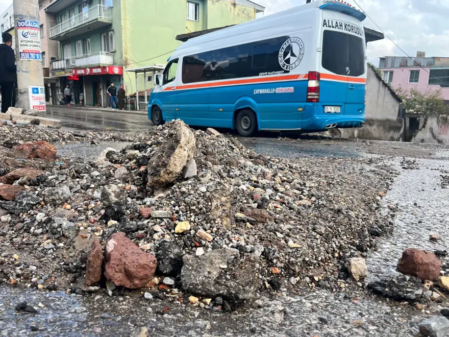 İzmir'de cadde ve sokaklar göle döndü İzmir'de cadde ve sokaklar göle döndü