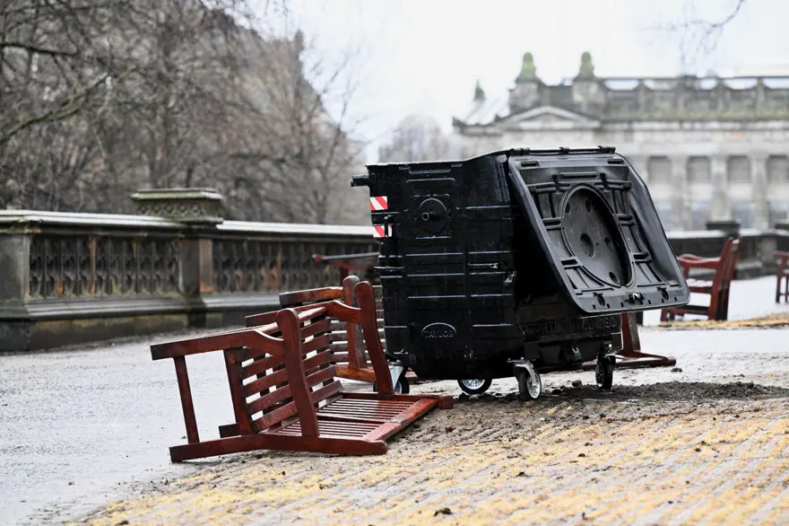 HALKA "EVDE KAL" UYARISI 5