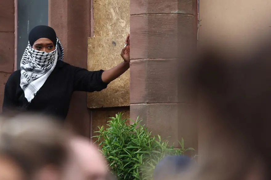 İngiltere'de faşizm karşıtları aşırı sağı bastırdı | Sokaklarda şiddetin yerini dayanışma aldı 14 İngiltere'de faşizm karşıtları aşırı sağı bastırdı | Sokaklarda şiddetin yerini dayanışma aldı 14