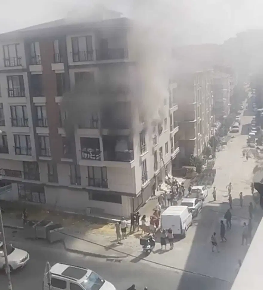 İstanbul'da beş katlı binada yangın: İki kişi pencereden atladı, biri ağır üç yaralı 3