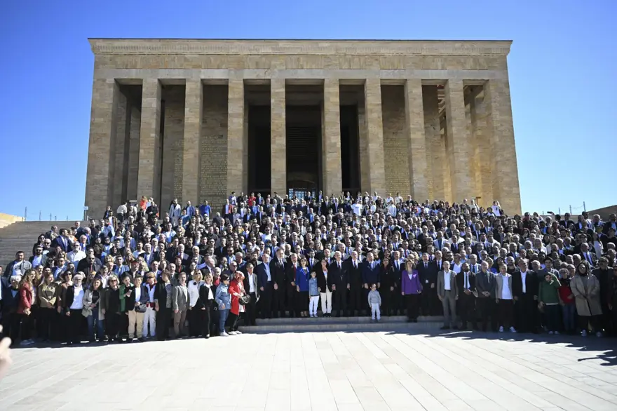 Mansur Yavaş ve Ankara'nın yeni belediye başkanları Anıtkabir'de 19 Mansur Yavaş ve Ankara'nın yeni belediye başkanları Anıtkabir'de 19