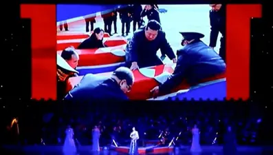 Kim Jong Un'dan savaşta ölen askerlere veda: Tabutlarına sarıldı