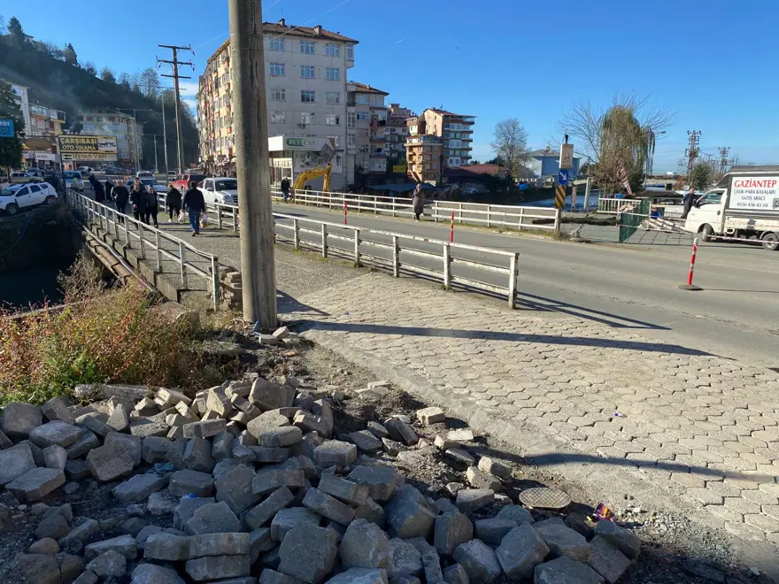 Çayeli'nde sele neden olan köprüler yıkılıyor 4 Çayeli'nde sele neden olan köprüler yıkılıyor 4