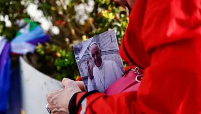 Papa Franciscus, hastane önündekileri selamlayacak