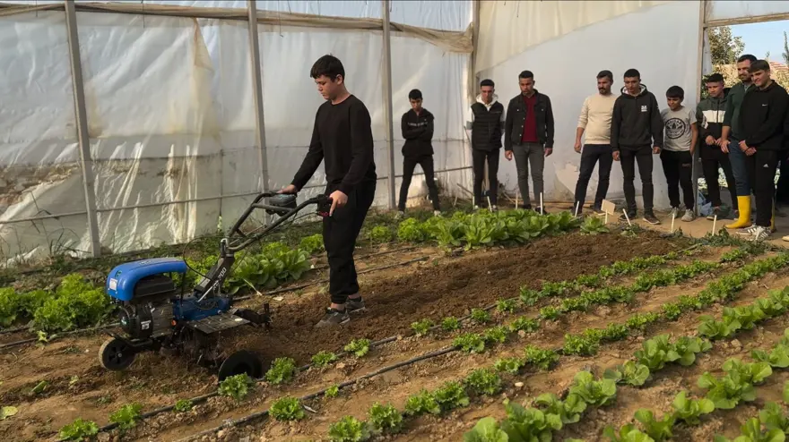 Bu okulda dersler tarlada işleniyor: Hem üretiyor hem de öğreniyorlar 4 Bu okulda dersler tarlada işleniyor: Hem üretiyor hem de öğreniyorlar 4