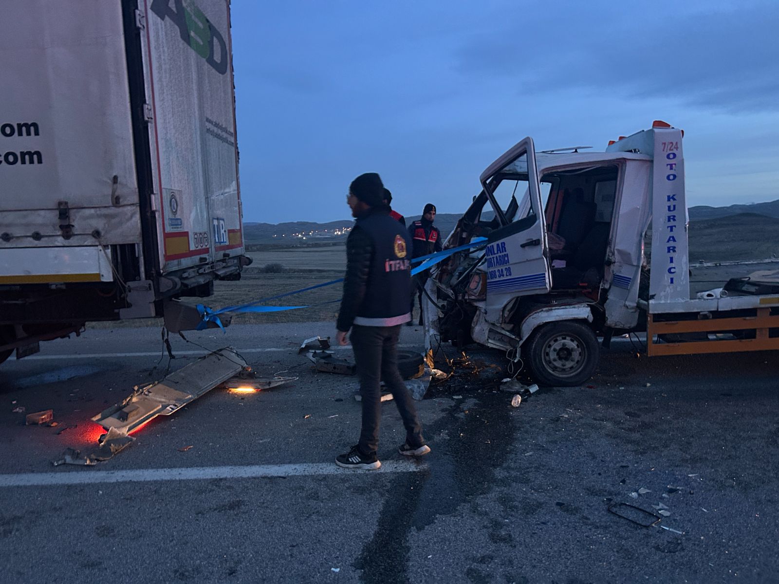 Kazaya yardım için durdu, arkadan gelen çekici çarptı: Biri ağır, üç yaralı