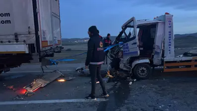 Kazaya yardım için durdu, arkadan gelen çekici çarptı: Biri ağır, üç yaralı