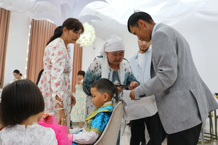 Kazakistan'da ilginç gelenek: Doğduğundan beri uzattığı saçları merasimle kesildi 4