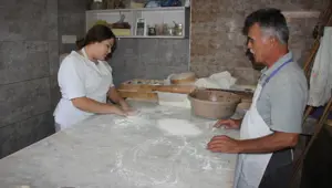 Fırının ateşiyle hayalini yoğuruyor: Gece gündüz çalışıyor