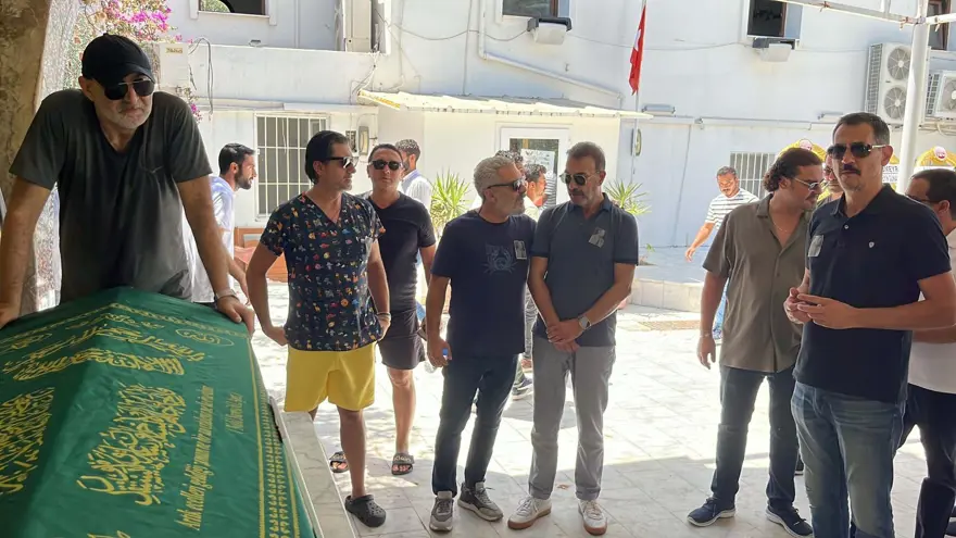 Oyuncu Hakan Yılmaz’ın babası son yolculuğuna uğurlandı 2