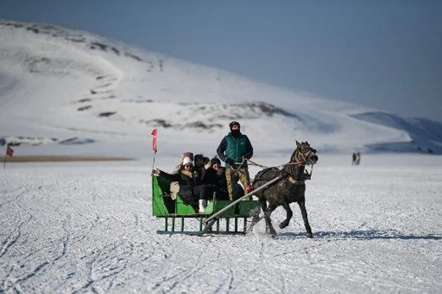 Çıldır gölü Fransız medyasını hayran bıraktı: Donmuş Türk gölü boyunca atlı kızak yolculuğu 2