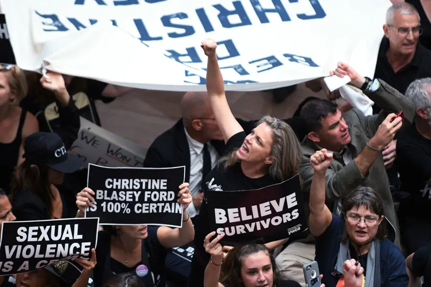 Kavanaugh'u protesto eden Amy Schumer ve Emily Ratajkowski tutuklandı 17
