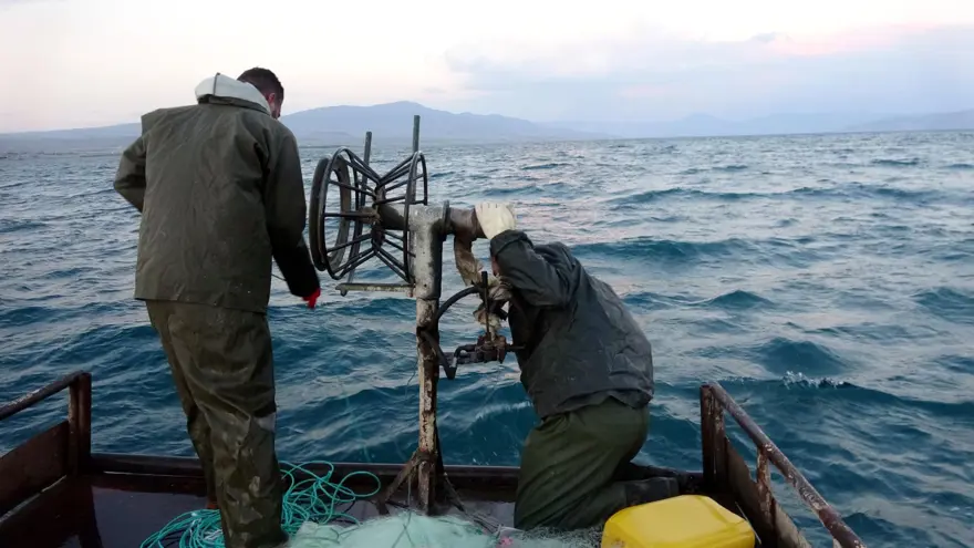 Av yasağı kalktı: Van Gölü'nde balıkçılar ‘vira bismillah’ deyip ağlarını suya bıraktı 5