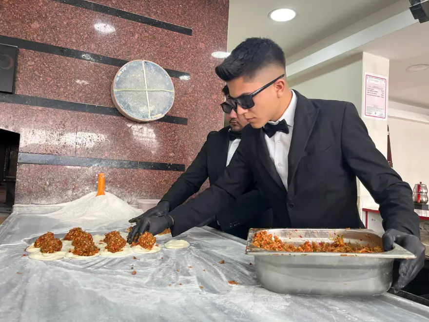 Takım elbiseli fırıncılar ilgi odağı oldu: Önce şaşırıyorlar, sonra tebrik ediyorlar 2