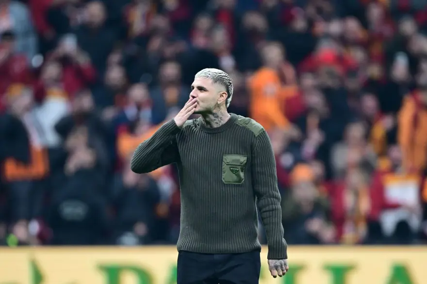 Icardi sevgilisi China Suarez ile birlikte Galatasaray-Fenerbahçe derbisinde tribünde 2