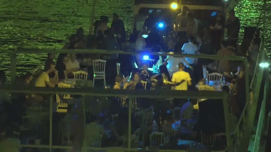 Corona virüse aldırmadan Haliç'te yat partisi düzenlediler 2