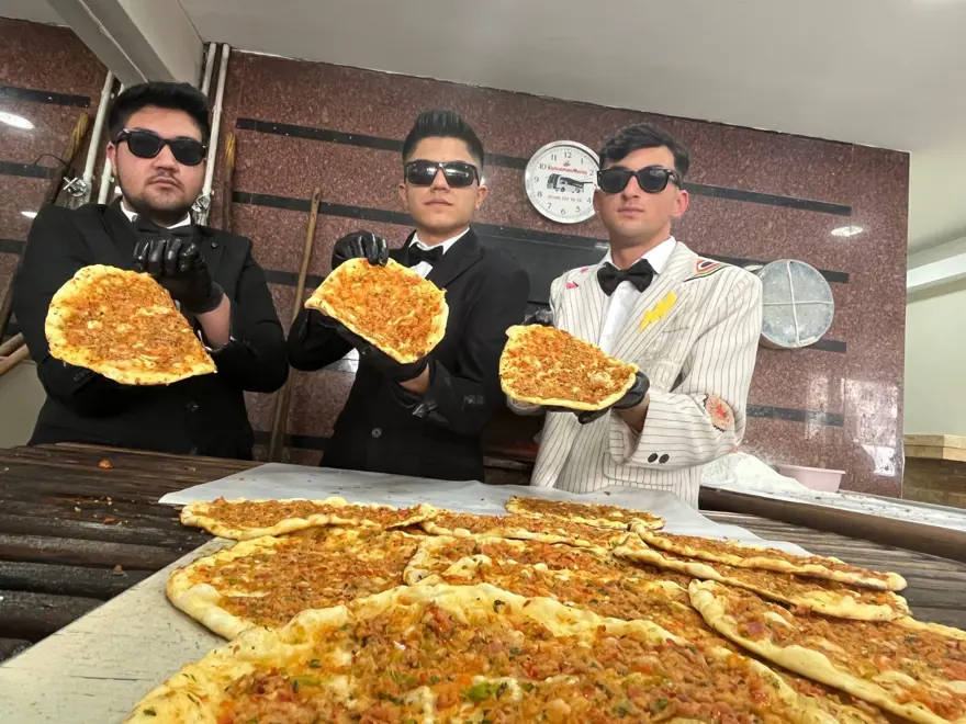 Takım elbiseli fırıncılar ilgi odağı oldu: Önce şaşırıyorlar, sonra tebrik ediyorlar 3