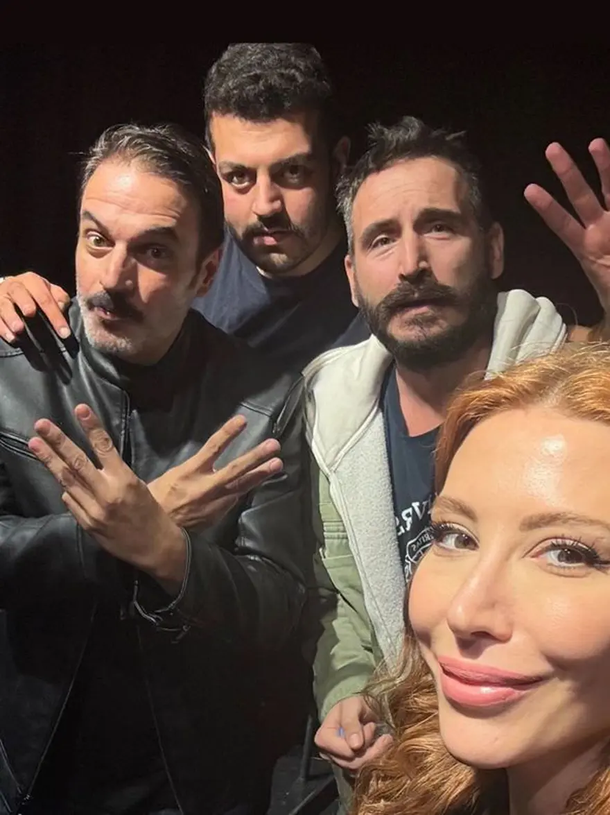 Ufuk Özkan sahnelere döndü: Günler sonra ilk poz 4 Ufuk Özkan sahnelere döndü: Günler sonra ilk poz 4