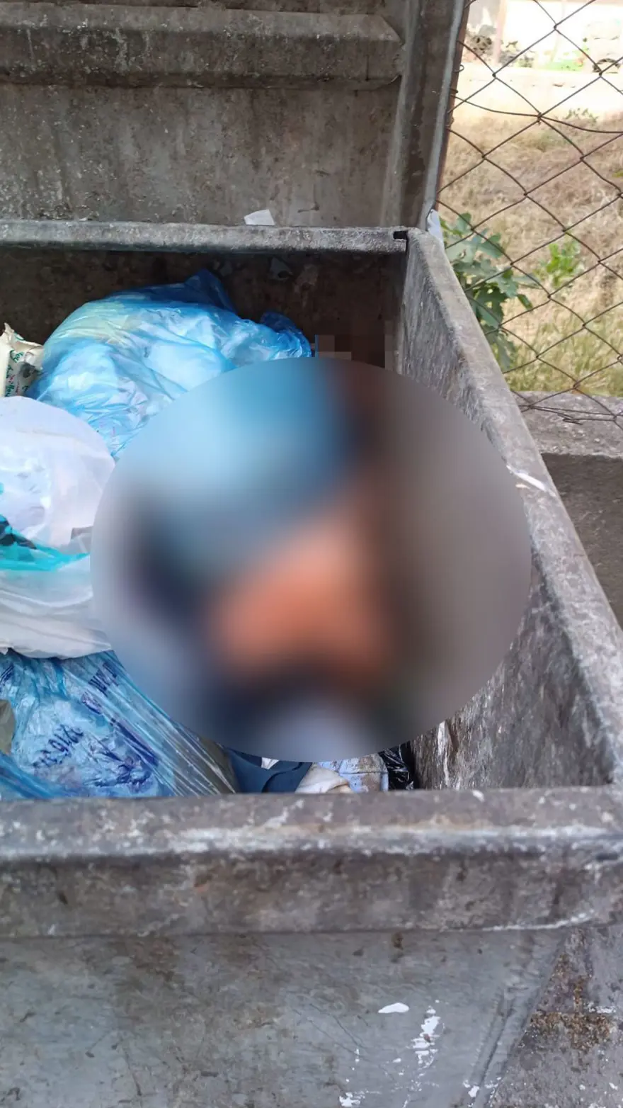 Çöpteki parçalanmış ceset vahşetinde beyaz kova ayrıntısı Çöpteki parçalanmış ceset vahşetinde beyaz kova ayrıntısı