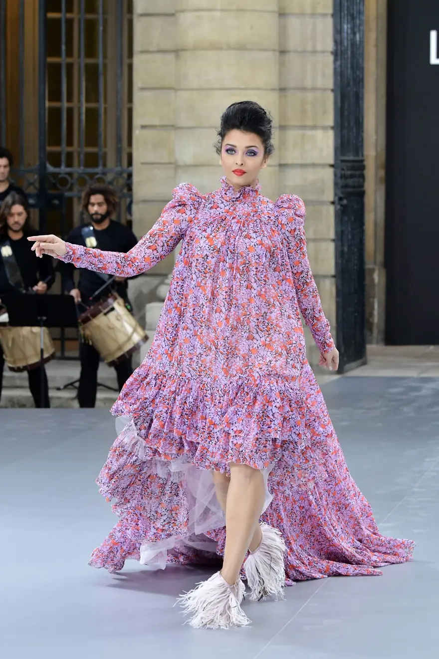 L'Oreal'in Paris Moda Haftası defilesinde yıldızlar geçidi 8