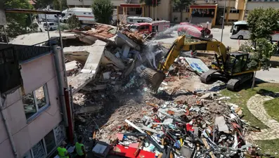 Balıkesir'deki depremde yıkılan binanın enkazı kaldırılıyor