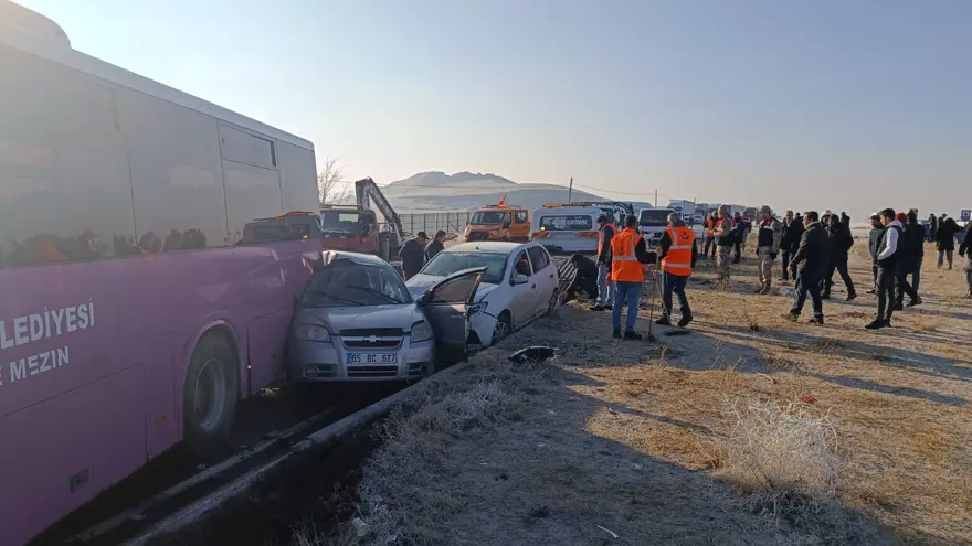 Van'da 30 araçlık zincirleme trafik kazası: 1 ölü, 51 yaralı 7