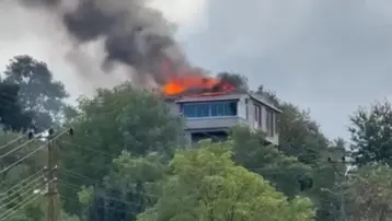 Rize'de evin çatısı alev alev yandı