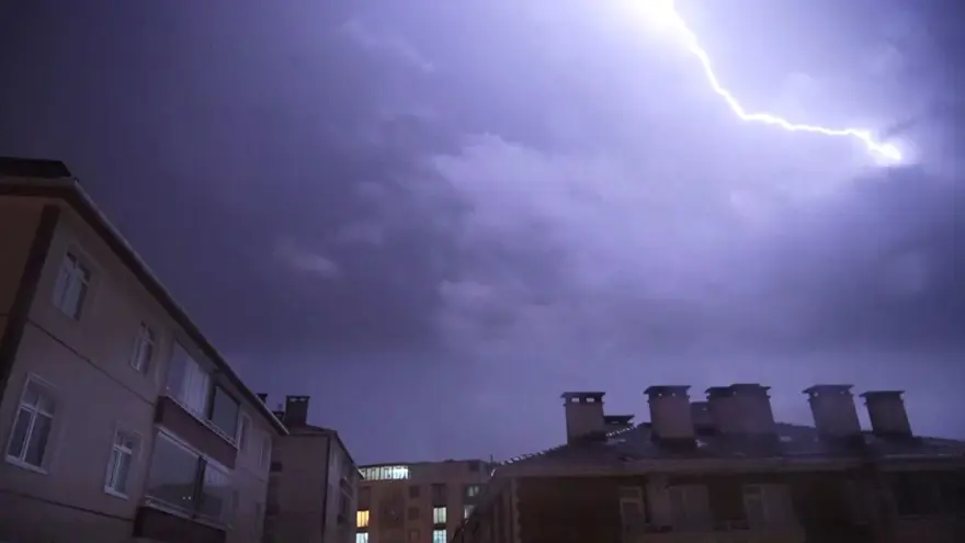 Samsun’da şimşek ve yıldırımlar gökyüzünü aydınlattı 3
