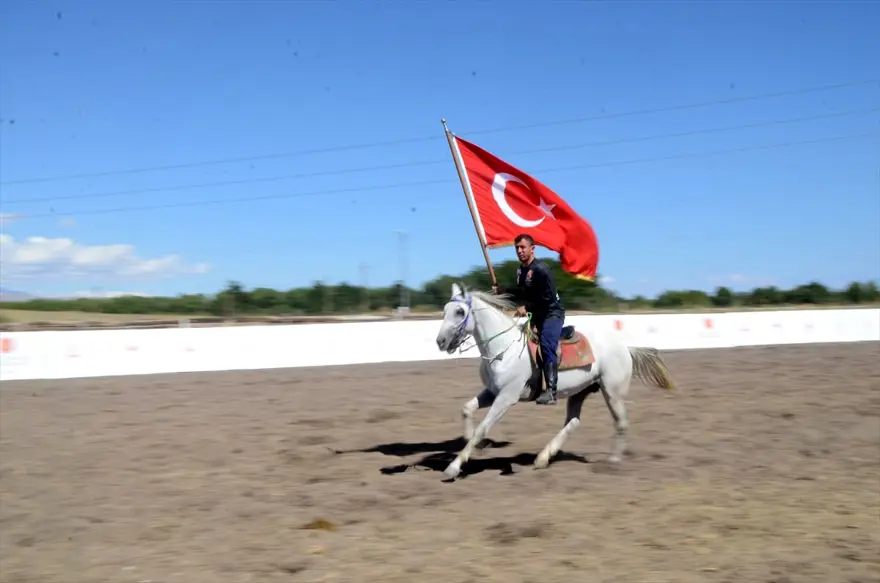 Malazgirt Zaferi'nin 949. yıl dönümü etkinlikleri devam ediyor 8 Malazgirt Zaferi'nin 949. yıl dönümü etkinlikleri devam ediyor 8