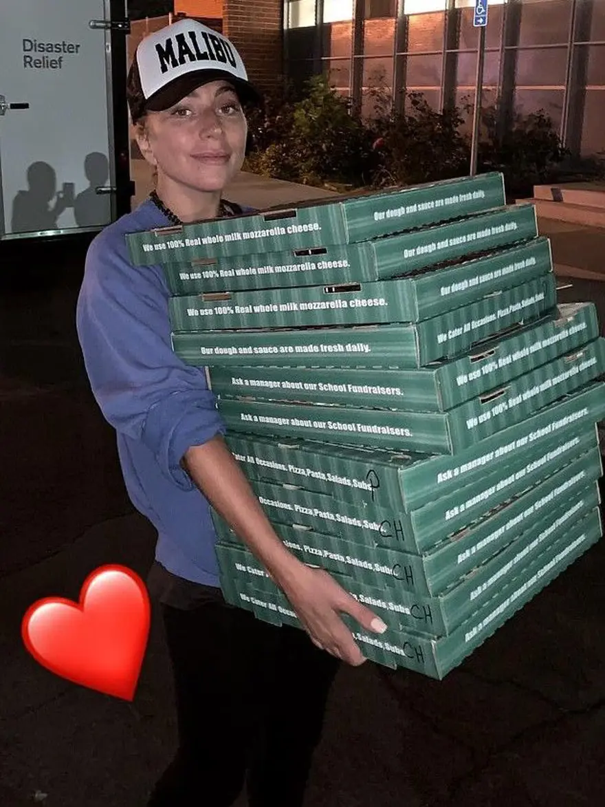 LADY GAGA KUCAK DOLUSU PİZZA DAĞITTI 22