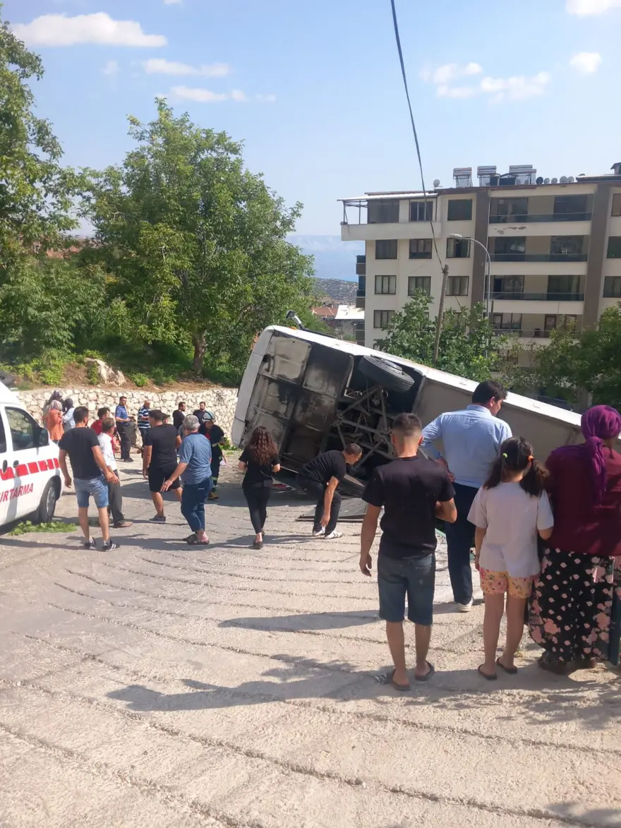 Karaman'da tur otobüsü devrildi: 3'ü ağır 26 kişi yaralandı 4 Karaman'da tur otobüsü devrildi: 3'ü ağır 26 kişi yaralandı 4