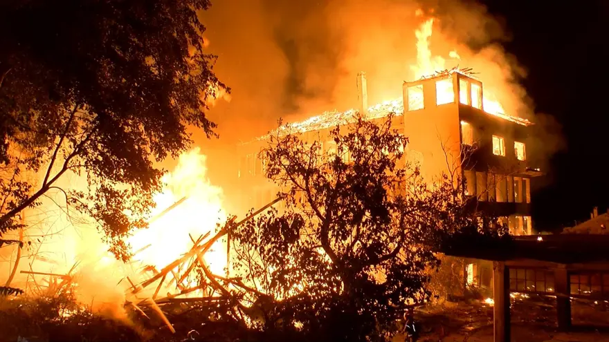 Bursa'da tarihi fabrikada korkutan yangın 1 Bursa'da tarihi fabrikada korkutan yangın 1