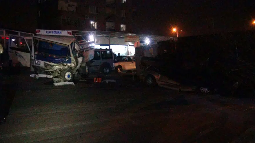Freni boşalan kamyon, mahalleyi savaş alanına çevirdi 5 Freni boşalan kamyon, mahalleyi savaş alanına çevirdi 5
