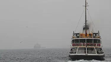İstanbul'da sis gemi trafiğini etkiledi