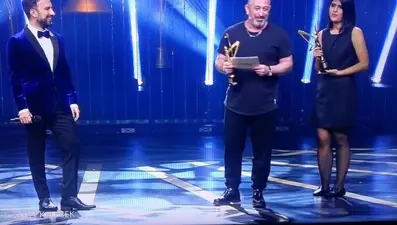 En İyi Pop Müzik -Erkek dalında ödül alan Tarkan'a  Cem Yılmaz sürprizi...
