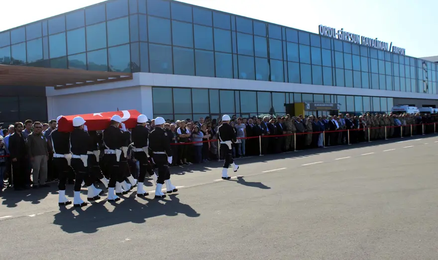 DAEŞ roketinin patlaması sonucu şehit olan polis son yolculuğuna uğurlandı 3