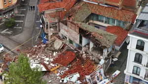 Balıkesir Sındırgı'da son durum | Hasarın boyutu gün ağarınca ortaya çıktı: Dört bina yıkıldı, üçü boştu Balıkesir Sındırgı'da son durum | Hasarın boyutu gün ağarınca ortaya çıktı: Dört bina yıkıldı, üçü boştu