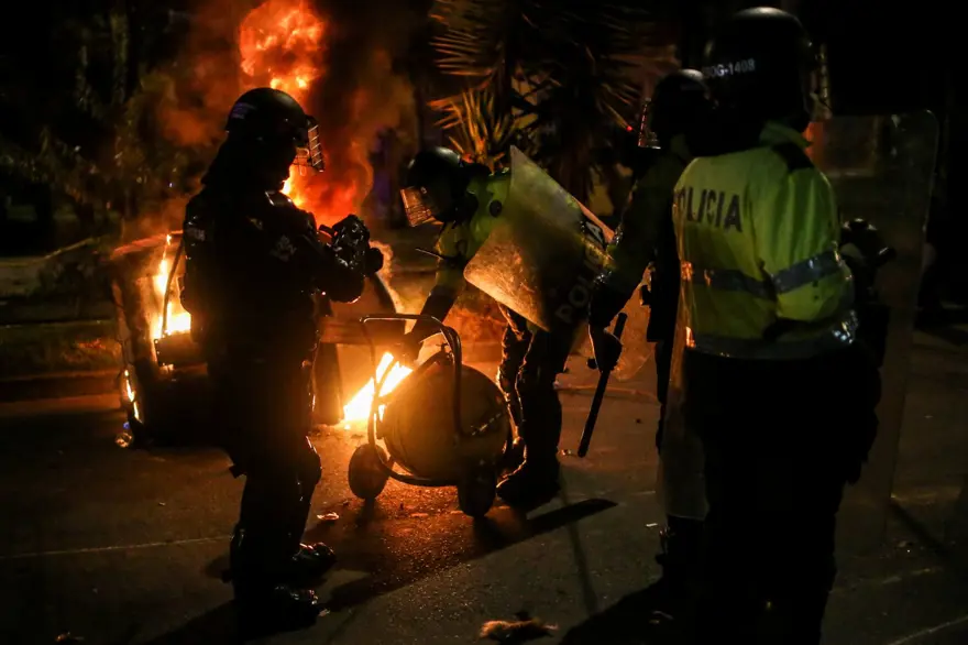 Kolombiya'da polis şiddeti protestoları: 10 ölü 17
