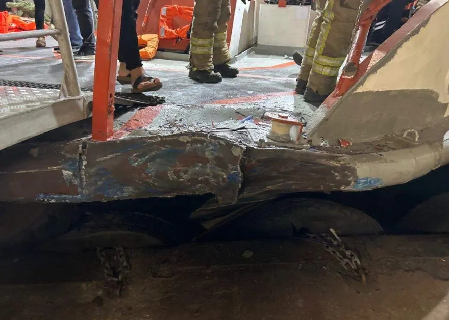 Yolcu motoru, Boğaz'da kuru yük gemisi ile çarpıştı: 12 yaralı 1