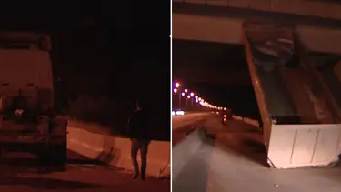 Seyir halindeki TIR’ın damperi köprüde asılı kaldı