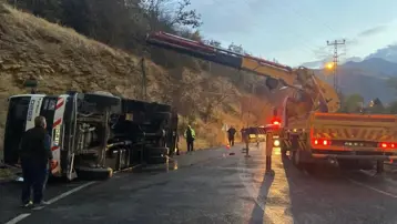 Erzincan'da canlı hayvan taşıyan çekici devrildi: İki hayvanın ayağı kırıldı