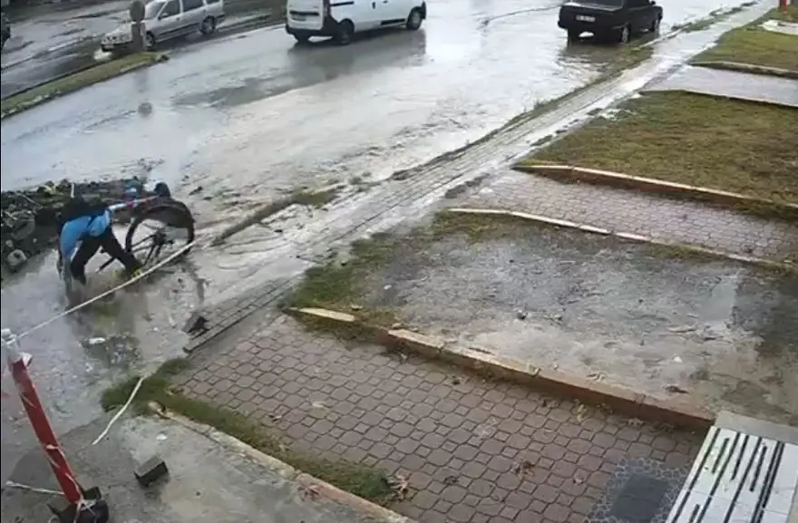 Lise öğrencisi, bisikletiyle iki metrelik çukura düştü 