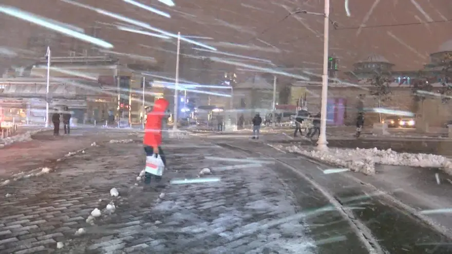 İstanbul'da kar yağışı devam ediyor (AKOM ilçe ilçe kar kalınlıklarını paylaştı) 31