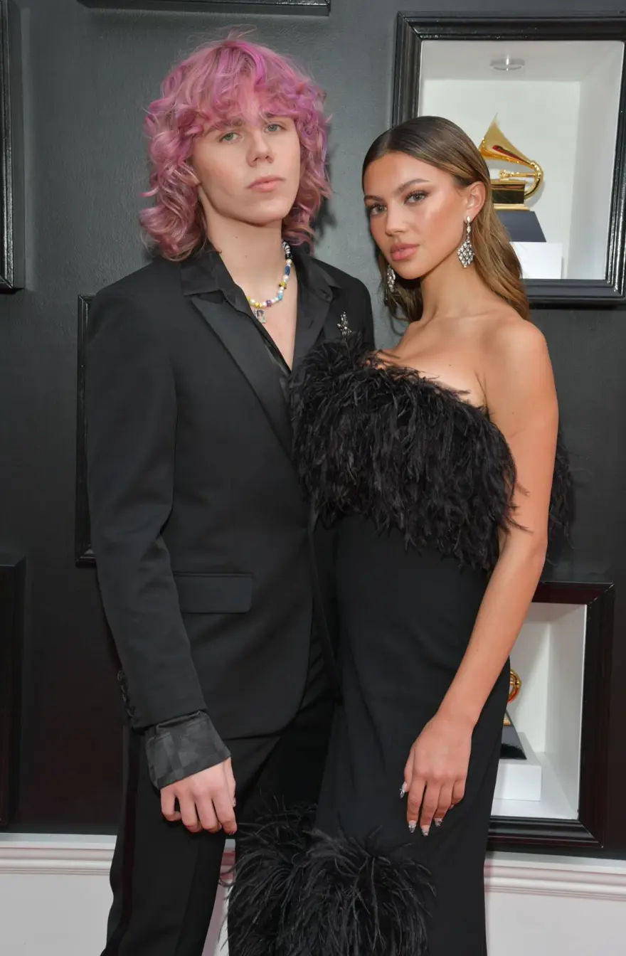 2022 Grammy Ödülleri kırmızı halısında ünlülerden aşk pozları 13