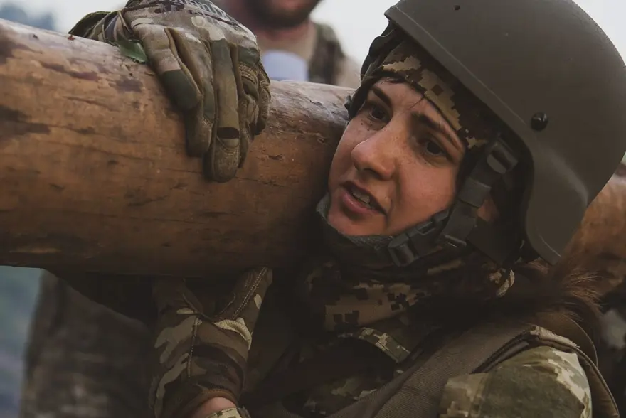 Ukraynalı kadınlar cephede görev almak için hazırlık yapıyor 2 Ukraynalı kadınlar cephede görev almak için hazırlık yapıyor 2