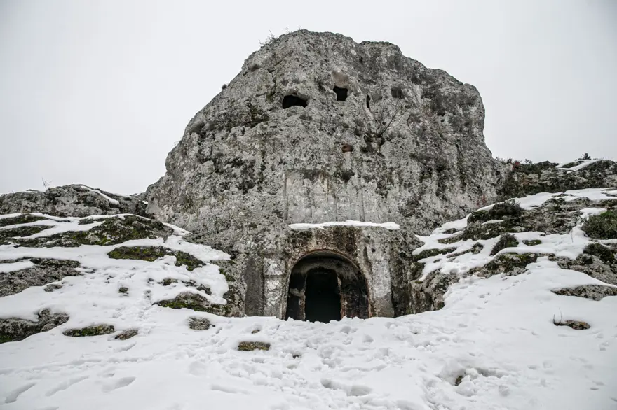 Hatay'da Gelinler Dağı Nekropol Alanı beyaza büründü 4