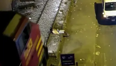Mucize kurtuluş: Tren çarptıktan saniyeler sonra kalkıp yürüdü