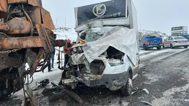 Kamyonet kar küreme aracına çarptı: 1 ölü, 2 yaralı