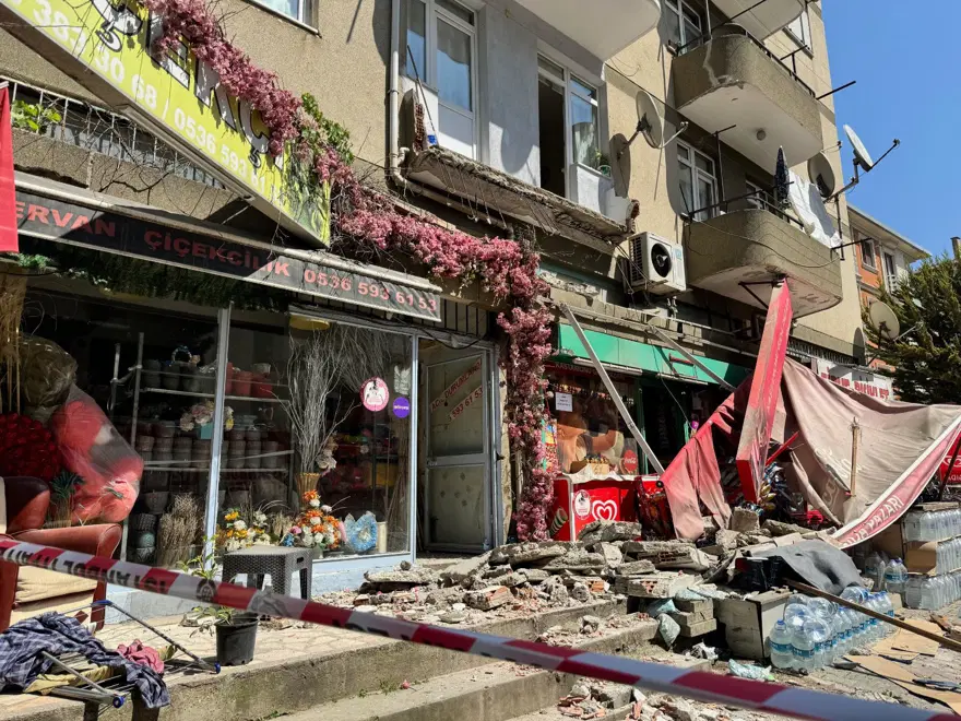 İstanbul'da 5 katlı binada balkon çöktü 2 İstanbul'da 5 katlı binada balkon çöktü 2
